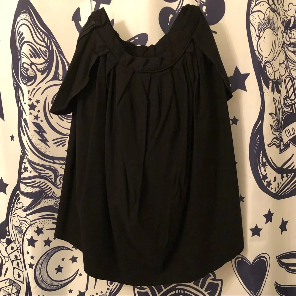 Pleated black skirt with pockets